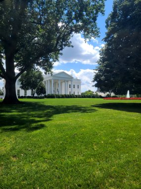 Beyaz Saray 'ın ana girişinin kuzey çimenlik manzarası, Washington DC, ABD.