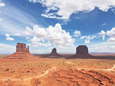 Arizona-Utah sınırındaki Navajo Ulus Kabile Parkı ziyaretçi merkezinden Anıt Vadisi Panoraması, ABD