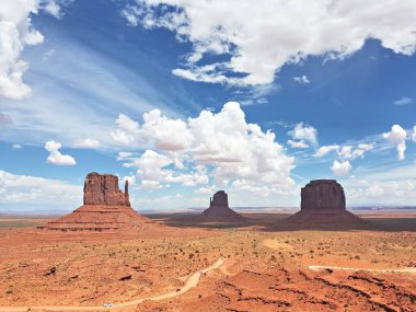 Arizona-Utah sınırındaki Navajo Ulus Kabile Parkı ziyaretçi merkezinden Anıt Vadisi Panoraması, ABD