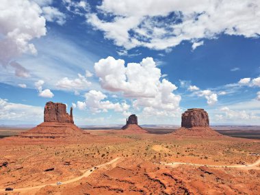Arizona-Utah sınırındaki Navajo Ulus Kabile Parkı ziyaretçi merkezinden Anıt Vadisi Panoraması, ABD
