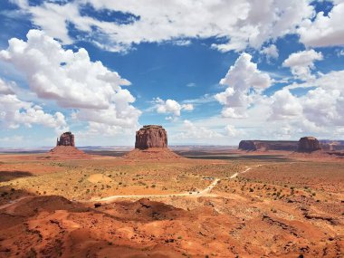 Arizona-Utah sınırındaki Navajo Ulus Kabile Parkı ziyaretçi merkezinden Anıt Vadisi Panoraması, ABD