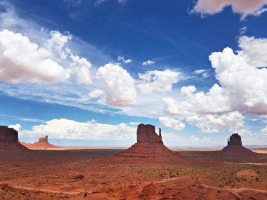 Arizona-Utah sınırındaki Navajo Ulus Kabile Parkı ziyaretçi merkezinden Anıt Vadisi Panoraması, ABD