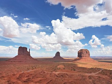 Arizona-Utah sınırındaki Navajo Ulus Kabile Parkı ziyaretçi merkezinden Anıt Vadisi Panoraması, ABD