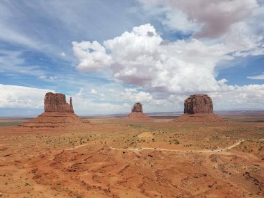 Arizona-Utah sınırındaki Navajo Ulus Kabile Parkı ziyaretçi merkezinden Anıt Vadisi Panoraması, ABD