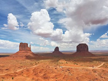 Arizona-Utah sınırındaki Navajo Ulus Kabile Parkı ziyaretçi merkezinden Anıt Vadisi Panoraması, ABD