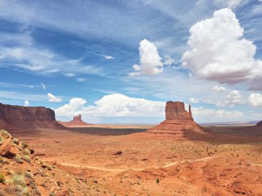 Arizona-Utah sınırındaki Navajo Ulus Kabile Parkı ziyaretçi merkezinden Anıt Vadisi Panoraması, ABD