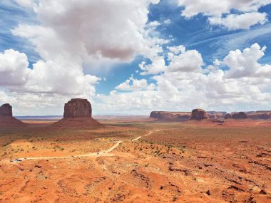 Arizona-Utah sınırındaki Navajo Ulus Kabile Parkı ziyaretçi merkezinden Anıt Vadisi Panoraması, ABD