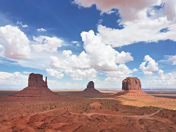 Arizona-Utah sınırındaki Navajo Ulus Kabile Parkı ziyaretçi merkezinden Anıt Vadisi Panoraması, ABD