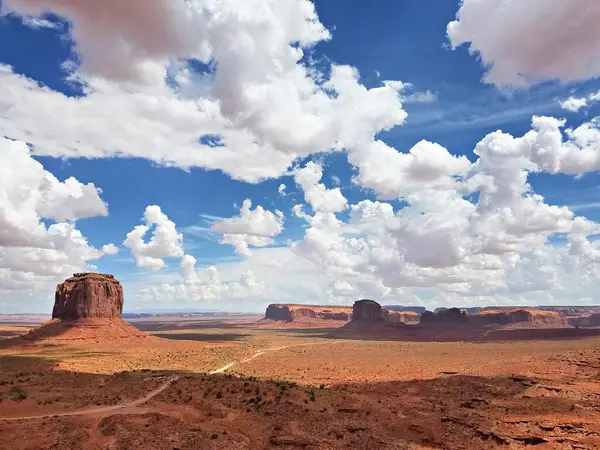 Arizona-Utah sınırındaki Navajo Ulus Kabile Parkı ziyaretçi merkezinden Anıt Vadisi Panoraması, ABD