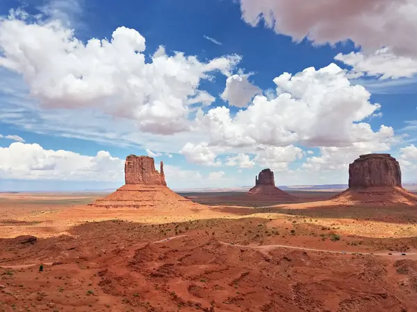 Arizona-Utah sınırındaki Navajo Ulus Kabile Parkı ziyaretçi merkezinden Anıt Vadisi Panoraması, ABD