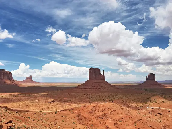 Arizona-Utah sınırındaki Navajo Ulus Kabile Parkı ziyaretçi merkezinden Anıt Vadisi Panoraması, ABD
