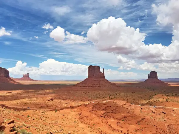 Arizona-Utah sınırındaki Navajo Ulus Kabile Parkı ziyaretçi merkezinden Anıt Vadisi Panoraması, ABD