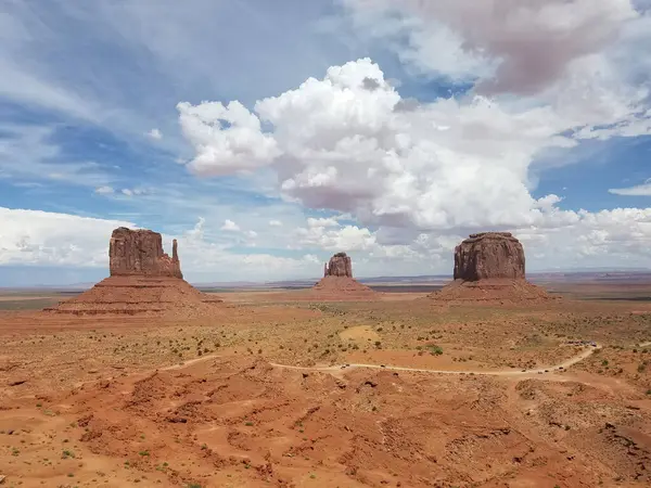 Arizona-Utah sınırındaki Navajo Ulus Kabile Parkı ziyaretçi merkezinden Anıt Vadisi Panoraması, ABD