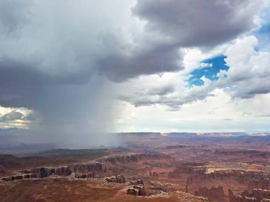 Utah, ABD 'deki yüksek platodan görülen Kanyonlar Ulusal Parkı' nda sağanak yağış bekleniyor