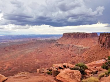 Utah, ABD 'deki Canyonlands Ulusal Parkı' nın üst platosundan görülen fırtınalı bulutlu hava.