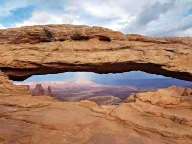 Utah, ABD 'deki Kanyonlar Ulusal Parkı' nın Gök Bölgesindeki Mesa Kemeri ve Ada