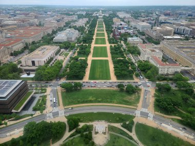 ABD Kongre Binası ile Ulusal AVM 'nin doğu kanadı, Washington DC, ABD' deki Washington Memorial 'dan görüldü..