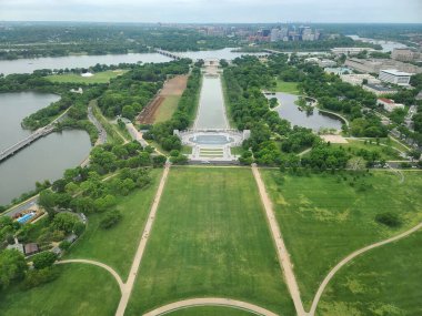 2. Dünya Savaşı ve Lincoln Anıtları ile birlikte Washington DC, ABD 'deki Washington Memorial' dan görülen National Mall 'ın batı görüntüsü..