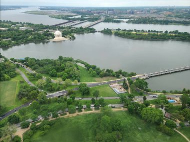 Washington DC, ABD 'deki Washington Memorial' dan, Tidal Basin 'in karşısındaki Thomas Jefferson Anıtı' nın güney manzaralı havalimanı.