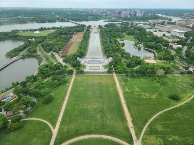 2. Dünya Savaşı ve Lincoln Anıtları ile birlikte Washington DC, ABD 'deki Washington Memorial' dan görülen National Mall 'ın batı görüntüsü..