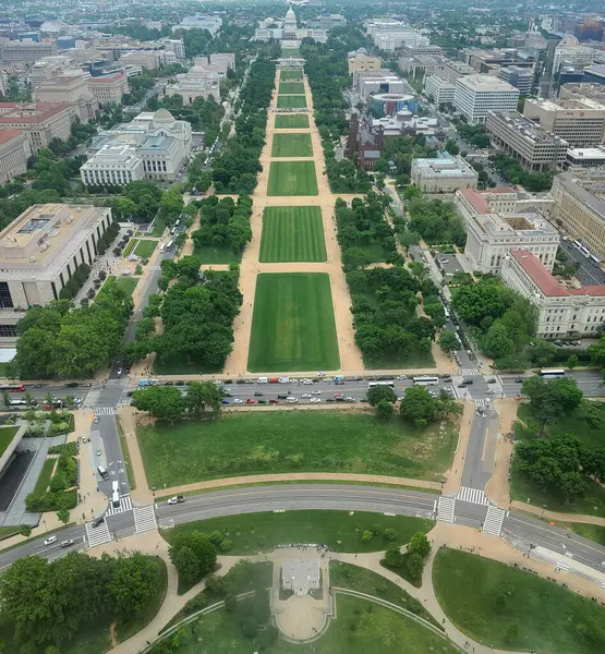 ABD Kongre Binası ile Ulusal AVM 'nin doğu kanadı, Washington DC, ABD' deki Washington Memorial 'dan görüldü..