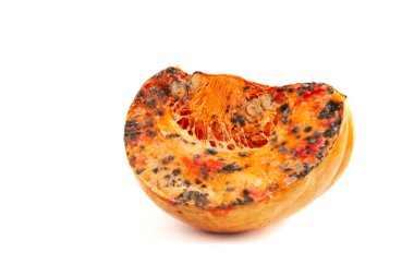 Beyaz arka planda küflenmiş bir dilim çürük portakal kabağı.