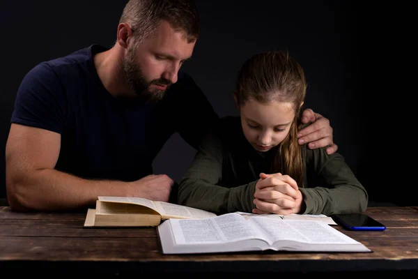 Oração Bíblia Sagrada Está Aberta Homem Reza Com Uma Criança — Fotografia de Stock