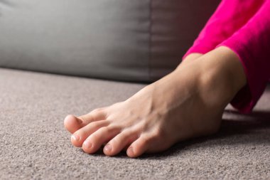 Yerde duran çıplak ayaklı bir kız. İnsan ayağı