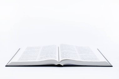 Kutsal İncil açıktır. Beyaz bir arka planda. Beyaz bir arkaplanda