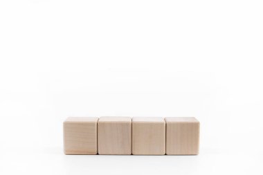 Beyaz arka planda dört tahta küp.