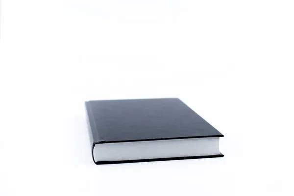 Libro Nero Sul Tavolo Sfondo Bianco — Foto Stock