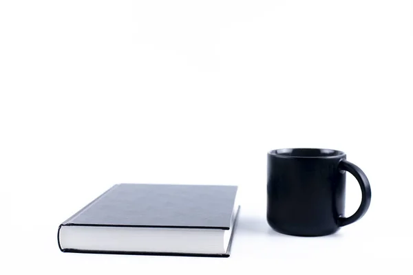 Egy Könyv Egy Csésze Asztalon Fehér Háttérrel Szent Biblia — Stock Fotó