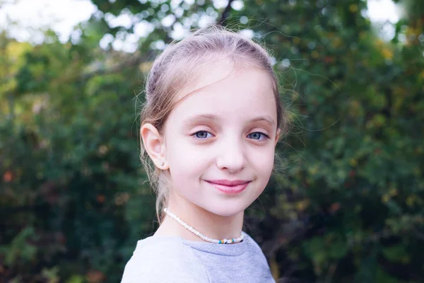 Fată Europeană Zâmbește Dulce Fata Frumoasă Fericită Vara — Fotografie, imagine de stoc