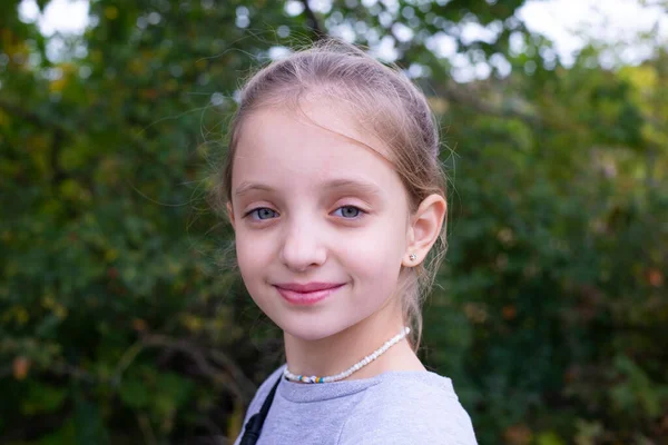 Evropská Dívka Sladce Usměje Krásná Dívka Šťastná Léto — Stock fotografie