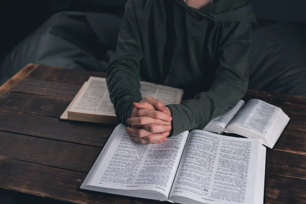 Gebed Een Groep Christenen Bidt Hand Hand Tafel Bijbel Open — Stockfoto