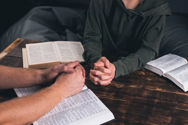 Een Groep Christenen Bidt Hand Hand Tafel Bijbel Open Bidden — Stockfoto