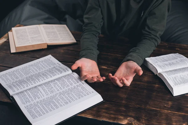 Modlitwa Grupa Chrześcijan Modli Się Trzymając Się Ręce Stół Biblia — Zdjęcie stockowe