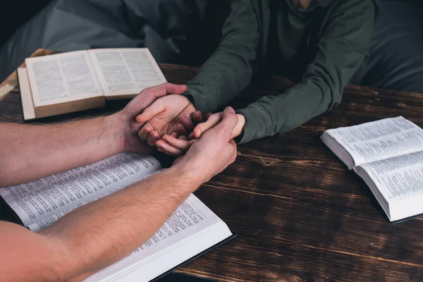 Grupo Cristãos Reza Mãos Dadas Cima Mesa Bíblia Sagrada Está — Fotografia de Stock