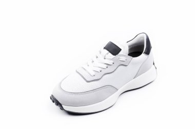 Beyaz spor ayakkabılar beyaz arka planda biçiliyor. Spor ayakkabılar..