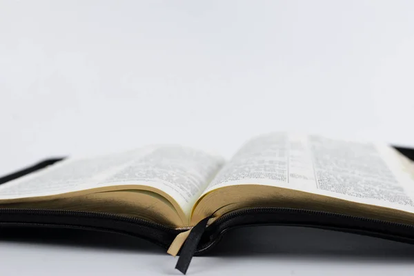 桌上放一本打开的圣经 在白色的背景上写作 — 图库照片