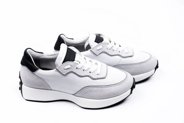 Beyaz Spor Ayakkabılar Beyaz Arka Planda Biçiliyor Spor Ayakkabılar — Stok fotoğraf