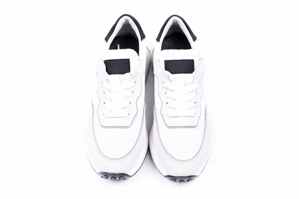 Beyaz Spor Ayakkabılar Beyaz Arka Planda Biçiliyor Spor Ayakkabılar — Stok fotoğraf