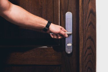 Kapıyı aç. Kapı kolu. Bir el kapıyı açar. El.