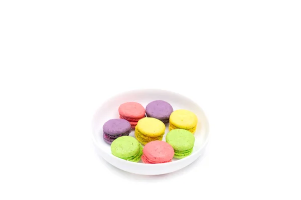 Macarons Colorés Sur Une Assiette Sur Fond Blanc — Photo