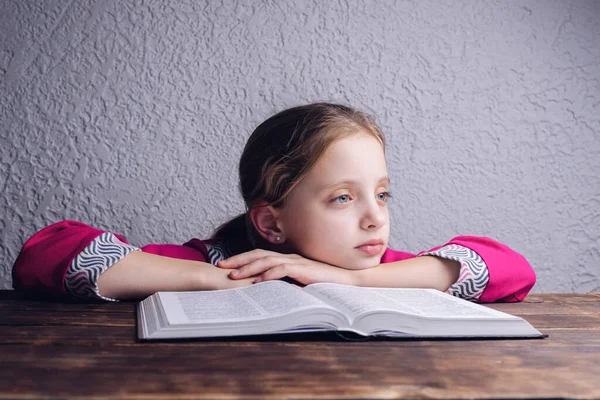 European American Girl Reading Book Open Bible Table — Stock Photo, Image