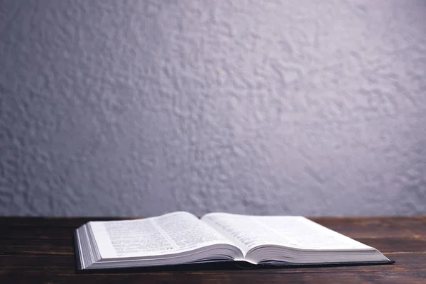 Eine Offene Bibel Auf Dem Tisch Heilige Schrift Auf Einem — Stockfoto