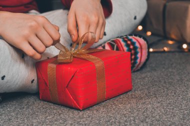 Hediye. Kırmızı pakette bir hediye. Noel Yeni Yıl Sevgililer Günü