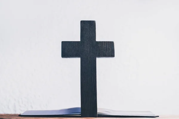 桌上放一本打开的圣经 书上耶稣的十字架 十字花科 — 图库照片