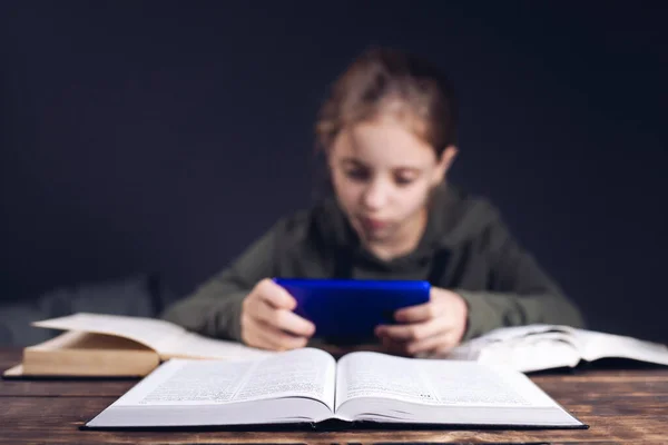 Girl Phone Her Hands Girl Plays Phone Ignoring Books Studies — Stock Photo, Image