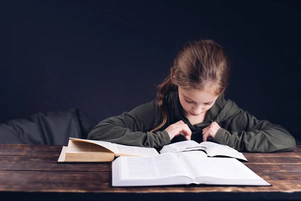 Κορίτσι Διαβάζει Βιβλίο Της Βίβλου Βιβλία Στο Τραπέζι Μαθαίνω Προσευχή — Φωτογραφία Αρχείου